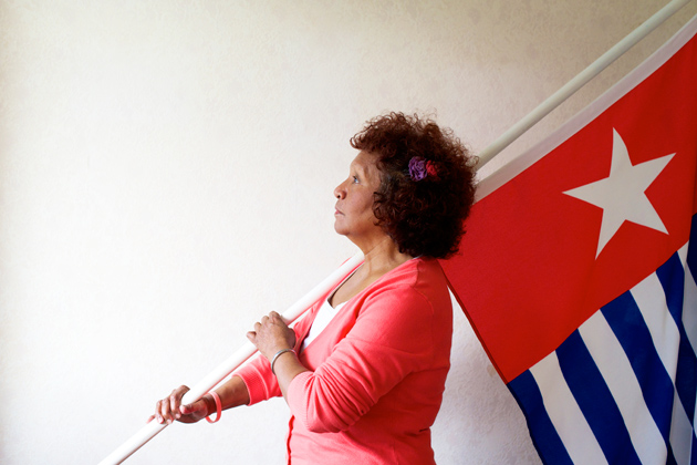 Tilly Kaisiëpo met 'De Morgenster'. De vlag die tijdens De Nationale Veteranendag niet gevoerd mag worden. 